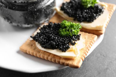 Plaka, closeup lezzetli siyah havyar ile tanımlama