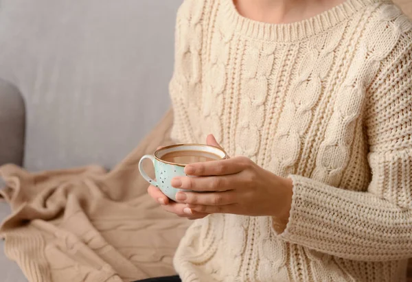 Vrouw Met Kopje Aromatische Koffie Close — Stockfoto