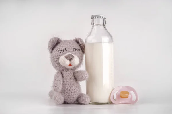 Пляшка Молока Дитячою Іграшкою Соску Білий Фон — стокове фото