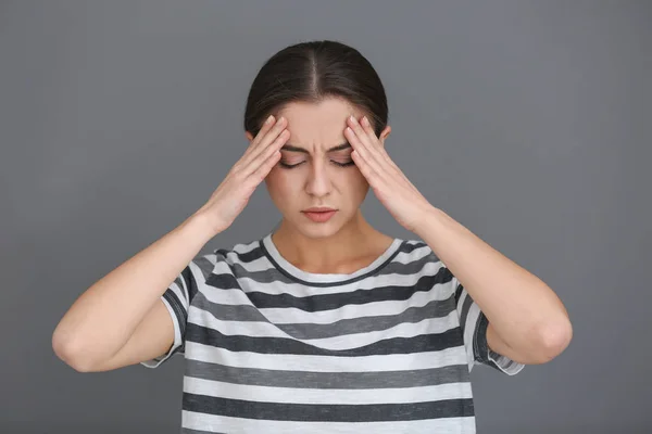 Mujer Con Dolor Cabeza Sobre Fondo Gris —  Fotos de Stock