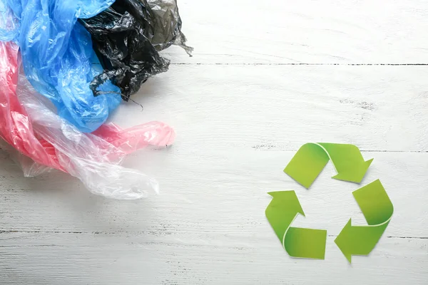 Verschiedenen Müll Mit Dem Symbol Des Recyclings Auf Weißem Holzgrund — Stockfoto
