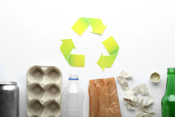 Lixo Diferente Com Símbolo Reciclagem Fundo Branco Conceito Ecologia — Fotografia de Stock