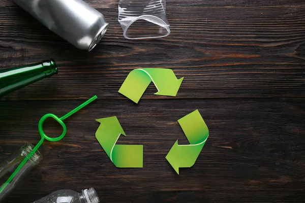 Verschiedene Abfälle Mit Dem Symbol Des Recyclings Auf Holzgrund Ökologisches — Stockfoto