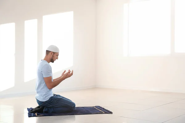 Молодий Мусульманин Молиться Вдома — стокове фото