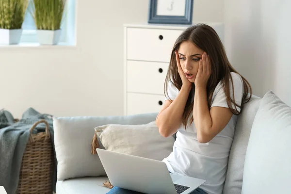 Jovem Emocional Depois Cometer Erro Durante Trabalho Laptop Casa — Fotografia de Stock