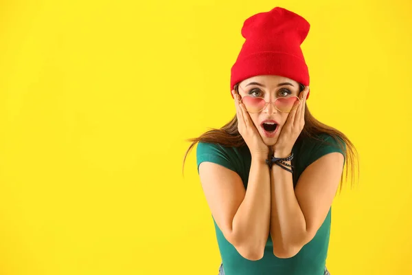 Emotionele Jonge Vrouw Het Maken Van Fout Kleur Achtergrond — Stockfoto