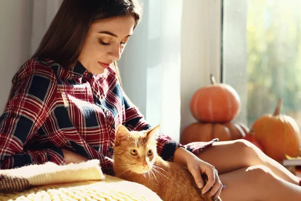 Woman Cute Cat Resting Home Autumn Day — Stock Photo, Image