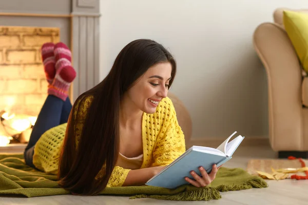 Woman Reading Book Fireplace — Stock Photo, Image