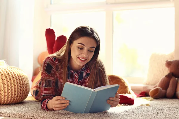 Γυναίκα Διαβάζει Βιβλίο Στο Σπίτι Την Ημέρα Του Φθινοπώρου — Φωτογραφία Αρχείου