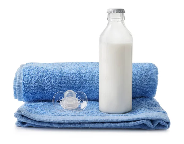 Bottiglia Latte Bambino Asciugamano Ciuccio Sfondo Bianco — Foto Stock
