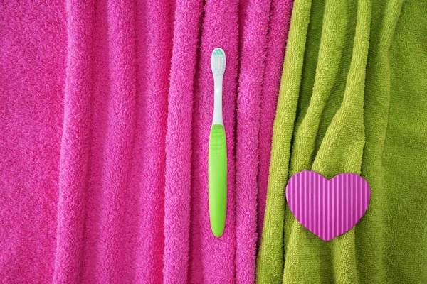 柔らかいタオルに歯ブラシ — ストック写真