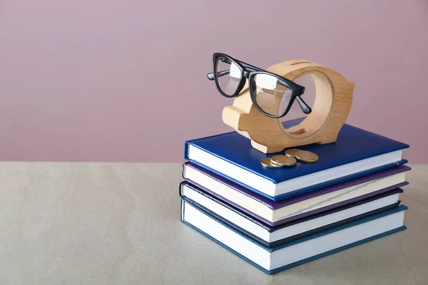 貯金箱 グラス テーブルに書籍のスタック 教育のための貯蓄の概念 — ストック写真
