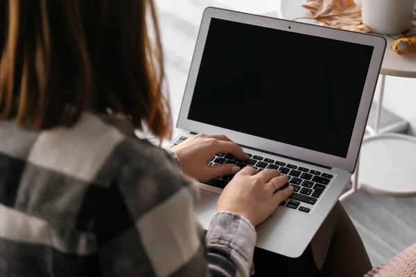 Mulher Com Laptop Sentado Poltrona — Fotografia de Stock