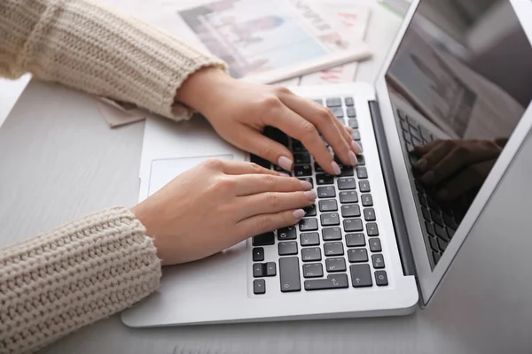 Woman Using Laptop Light Table Closeup — Stock Photo, Image