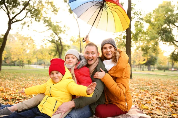 Lykkelig Familie Efteråret Park - Stock-foto