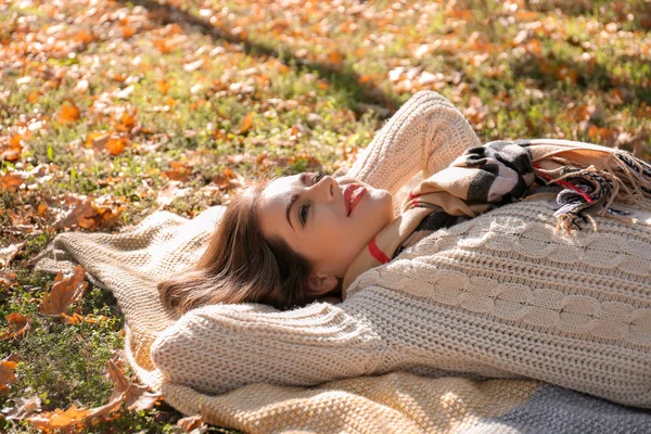 Schöne Junge Frau Liegt Auf Plaid Herbstpark — Stockfoto