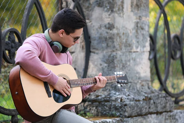 Young Man Playing Guitar Outdoors — Stock Photo, Image