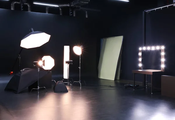 Interieur Van Moderne Fotostudio Met Professionele Apparatuur — Stockfoto