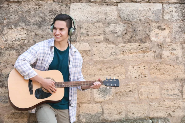 Young Man Playing Guitar Outdoors — Stock Photo, Image