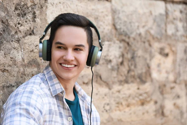 Joven Escuchando Música Aire Libre — Foto de Stock