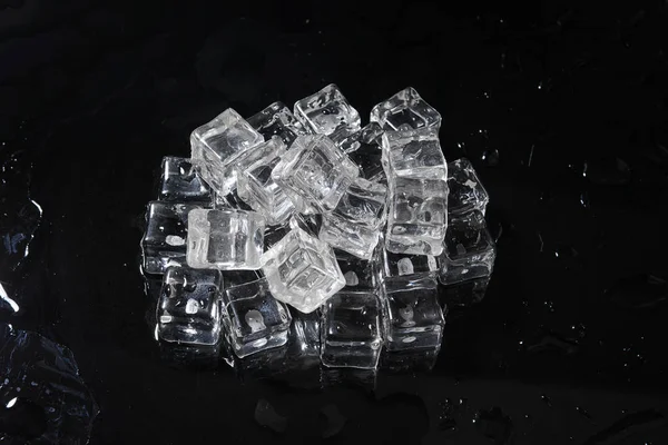暗い背景に氷のキューブ — ストック写真
