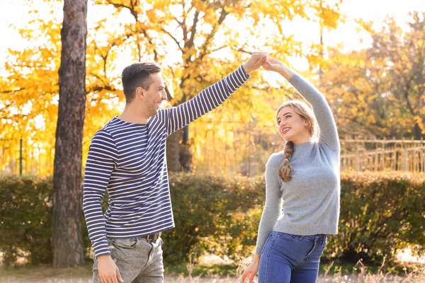 Gelukkige Jonge Paar Dansen Herfst Park — Stockfoto