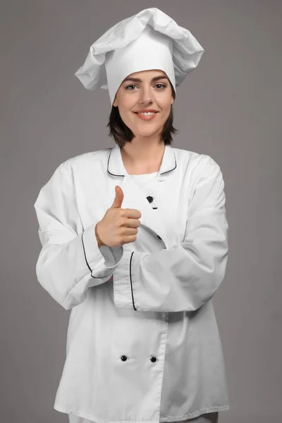 Jonge Vrouwelijke Chef Grijze Achtergrond — Stockfoto