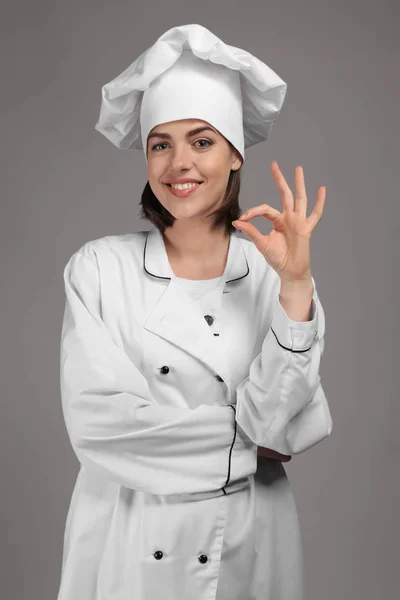 Giovane Chef Donna Sfondo Grigio — Foto Stock