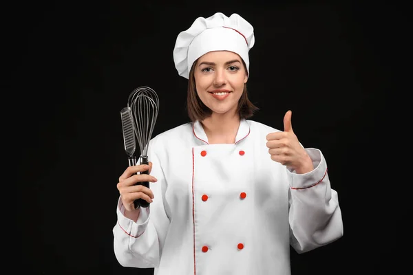 Giovane Chef Donna Con Stoviglie Sfondo Scuro — Foto Stock