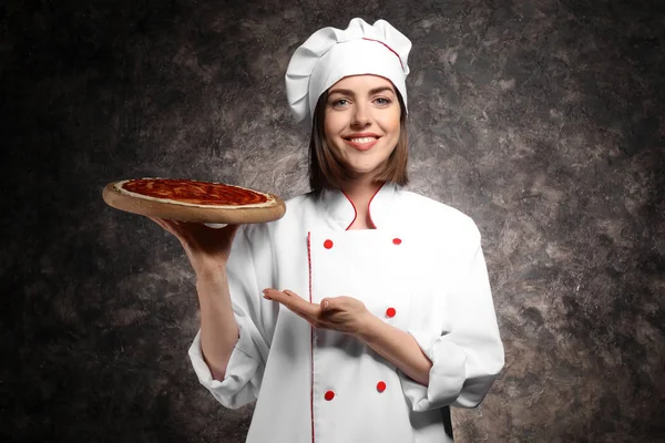 Unga Kvinnliga Kocken Med Raw Pizza Mörk Bakgrund — Stockfoto