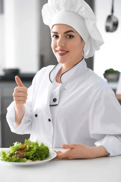 Jeune Chef Féminine Avec Salade Savoureuse Dans Cuisine — Photo