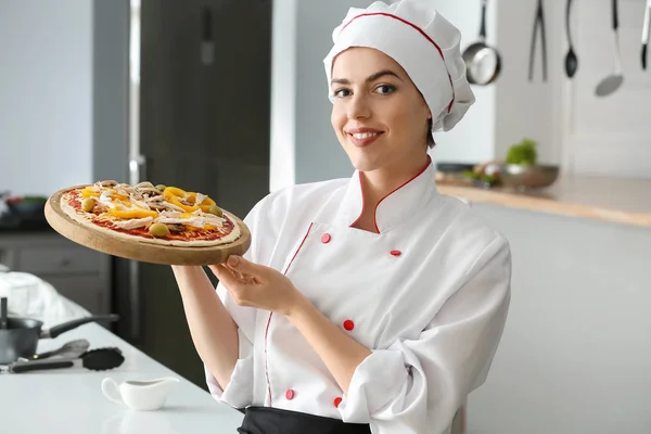 Joven Chef Con Pizza Cruda Cocina —  Fotos de Stock