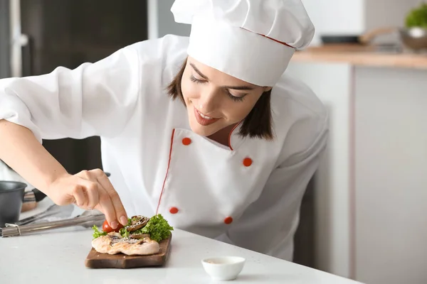 Young Female Chef Preparing Tasty Dish Kitchen — Stock Photo, Image