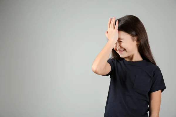 Emocionální Dívka Provedení Chybu Světlé Pozadí — Stock fotografie