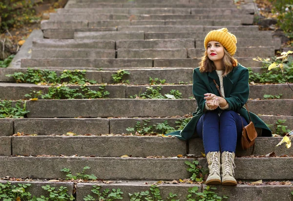 Schöne Junge Frau Sitzt Auf Treppen Freien — Stockfoto