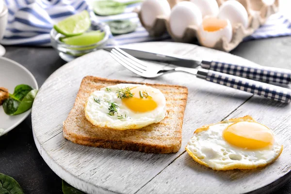 Toasted Bread Tasty Fried Eggs Wooden Board — Stock Photo, Image