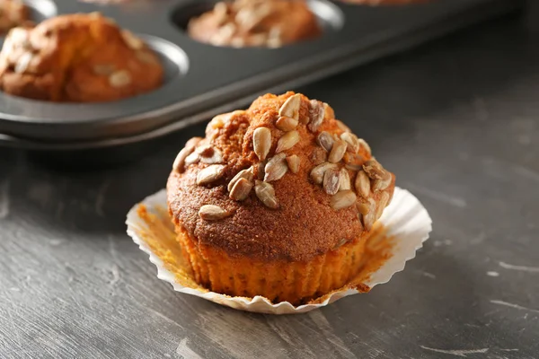 Heerlijke Pompoen Muffin Met Zonnebloempitten Tafel — Stockfoto