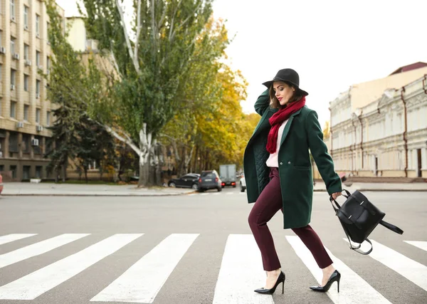 Schöne Modische Frau Überquert Straße — Stockfoto