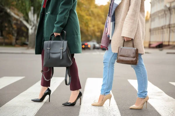 Hermosas Mujeres Moda Cruzando Carretera —  Fotos de Stock