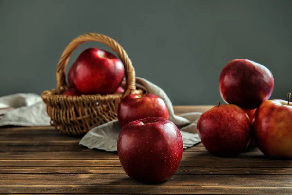 Manzanas Maduras Sabrosas Sobre Mesa Madera — Foto de Stock