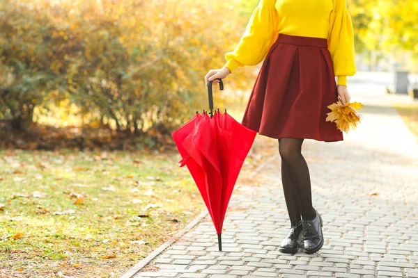 Belle Femme Mode Avec Parapluie Dans Parc Automne — Photo