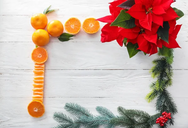 전나무 가지와 바탕에 오렌지 크리스마스 — 스톡 사진