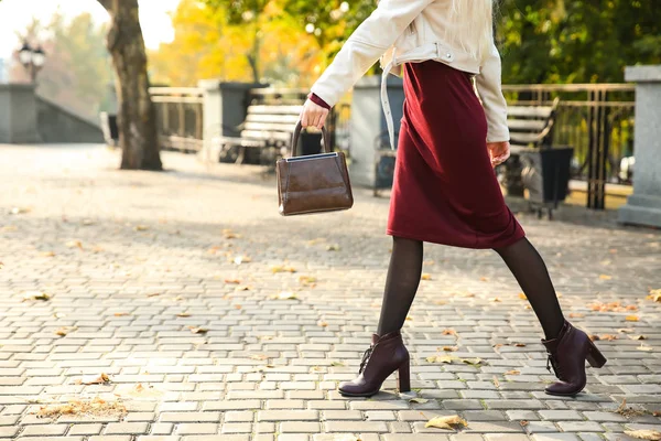 Vacker Fashionabla Kvinna Promenader Höstdag — Stockfoto