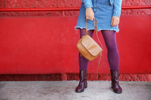 Hermosa Mujer Moda Cerca Pared Roja — Foto de Stock