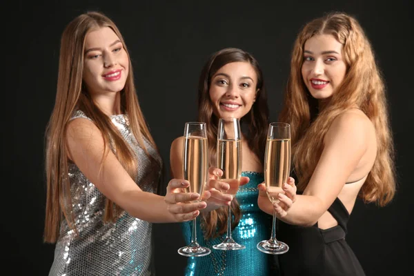Lindas Mulheres Jovens Com Copos Champanhe Fundo Escuro — Fotografia de Stock