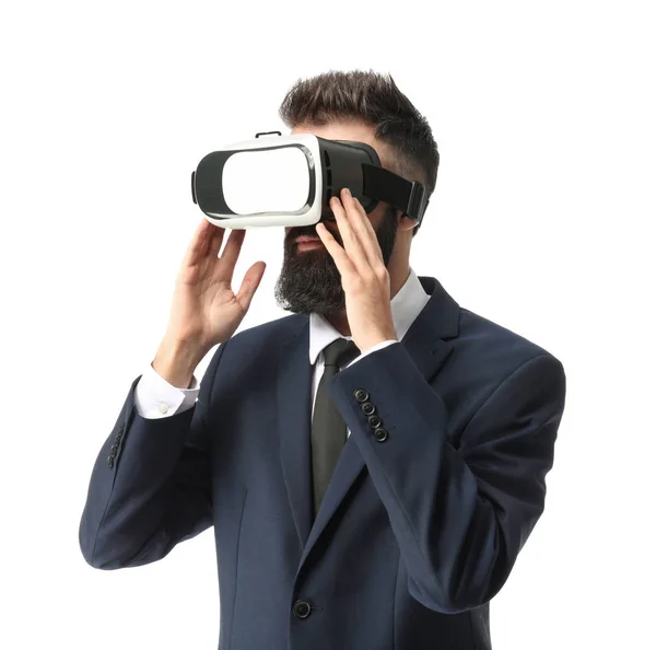Geschäftsmann Trägt Virtual Reality Brille Auf Weißem Hintergrund — Stockfoto