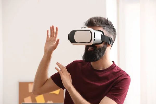 Man Wearing Virtual Reality Glasses Home — Stock Photo, Image