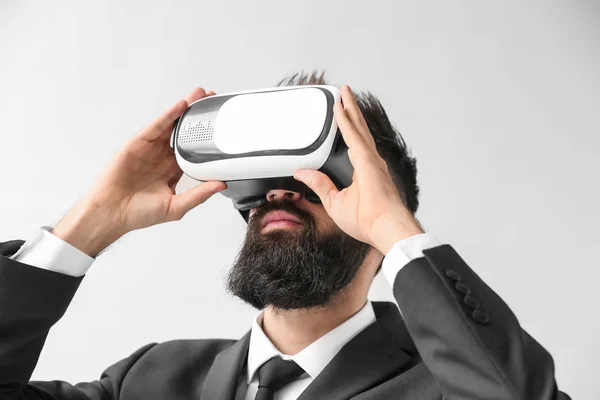 Geschäftsmann Trägt Virtual Reality Brille Auf Hellem Hintergrund — Stockfoto