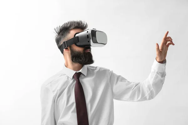 Geschäftsmann Trägt Virtual Reality Brille Auf Hellem Hintergrund — Stockfoto