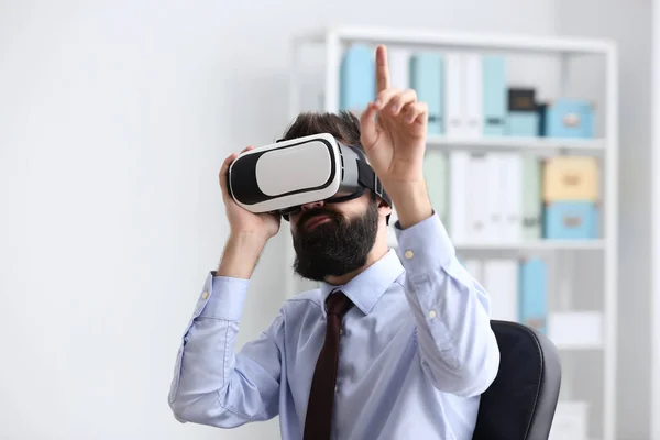 Businessman Wearing Virtual Reality Glasses Office — Stock Photo, Image